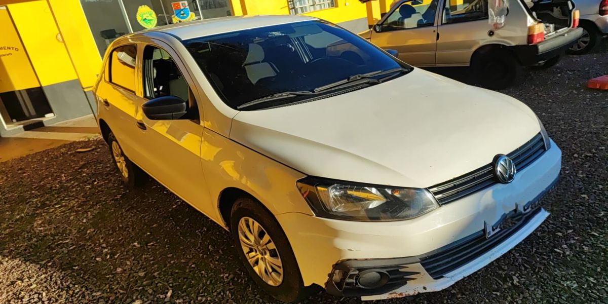 Veículo com fundo falso foge da polícia, bate em barranco e é apreendido pelo BPRv em Três Barras do Paraná