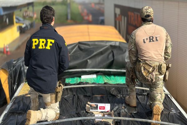 Imagem referente a notícia: PRF flagra carreta paraguaia com 450 mil maços de cigarros escondidos sob nota falsa de arroz