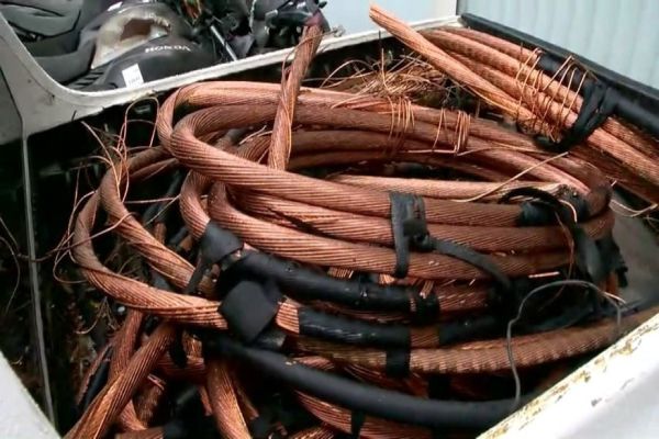 Imagem referente a notícia: Passa em 1º turno aumento nas penalidades para o comércio ilegal de fios de cobre
