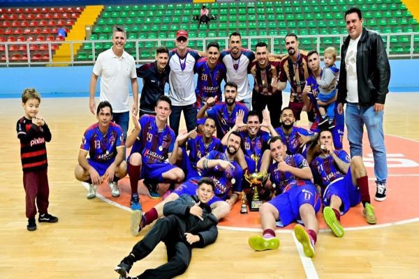 Imagem referente a notícia: São Lourenço FC levanta o troféu da Taça Smel de Futsal 2025