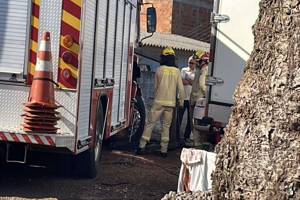 Imagem referente a notícia: Tragédia em oficina:  Trabalhador é esmagado por cabine de caminhão durante manutenção em Cascavel