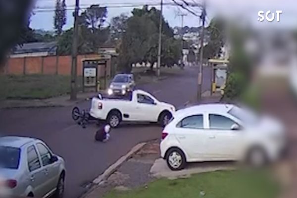 Imagem referente a notícia: Motociclista fica ferido após colisão com Saveiro no Bairro Universitário em Cascavel