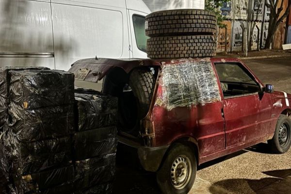 Imagem referente a notícia: Polícia apreende carro com cigarros e pneus contrabandeados em Foz do Iguaçu