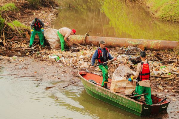Imagem referente a notícia: Secretaria de Meio Ambiente faz força-tarefa para limpeza de Rio Quati