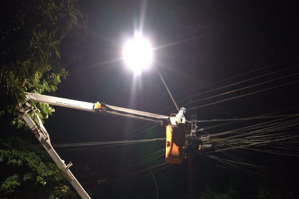 Modernização da iluminação pública avança com instalação de luminárias de LED em Cascavel