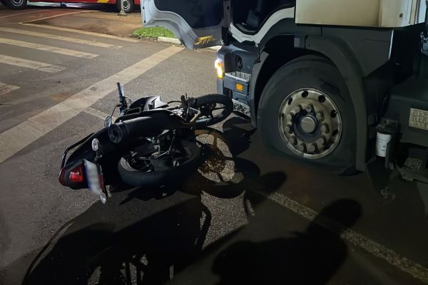 Jovem de 23 anos fica ferido após colisão entre moto e carreta cegonha na Avenida Brasil em Cascavel