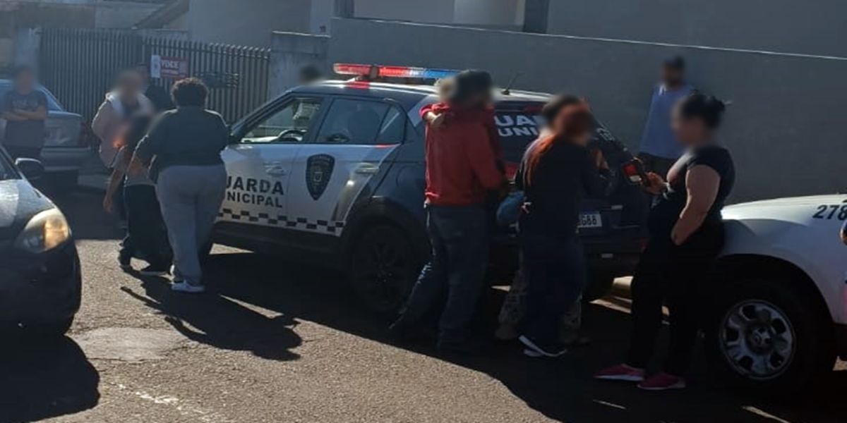 Criança com autismo é encontrada sozinha em ônibus e mobiliza Guarda Municipal em Cascavel