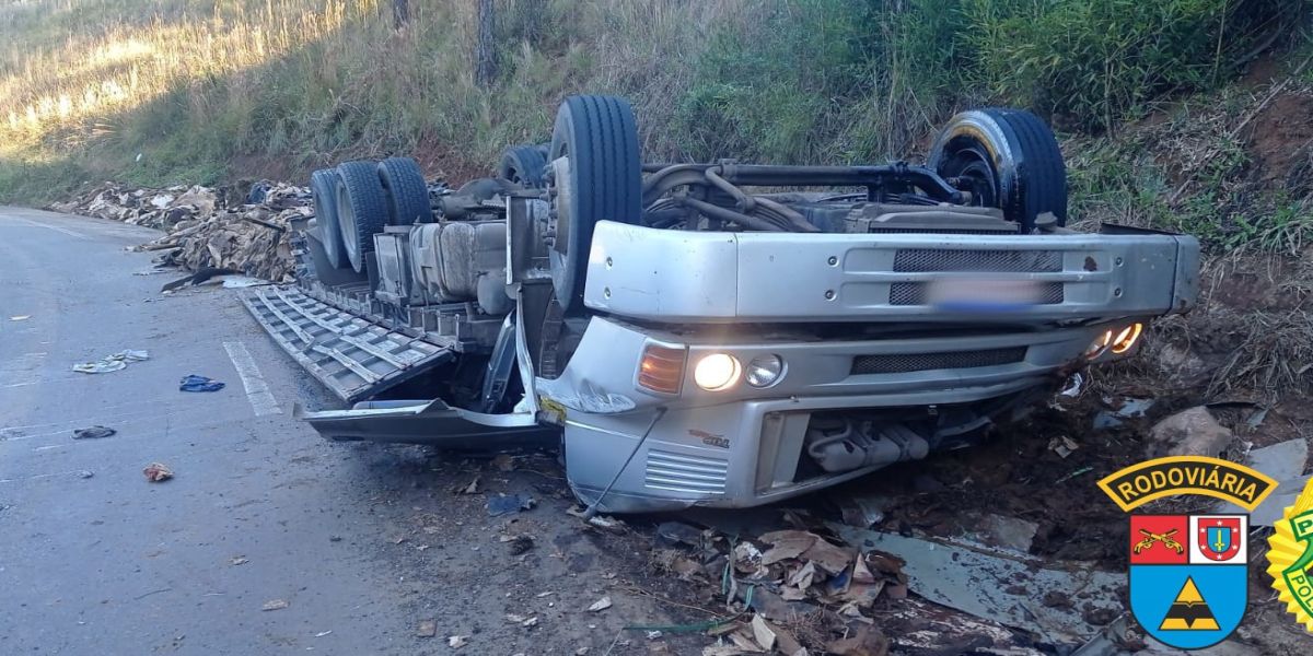 Caminhão tomba na PR-449 e motorista morre preso às ferragens