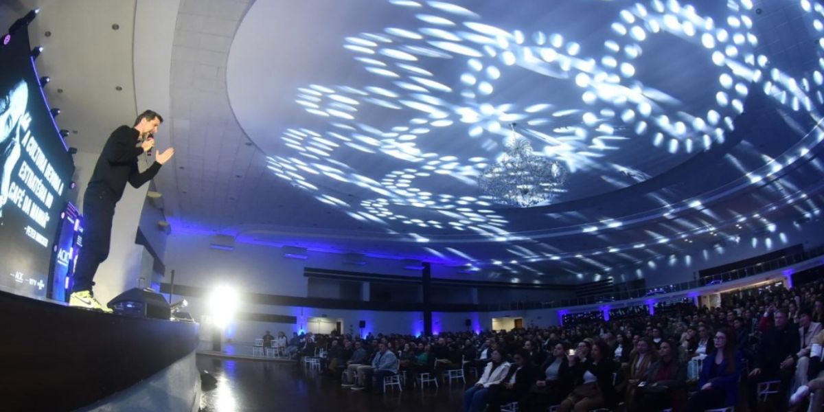 Acic lança Conexão 2025 com espetáculo de ideias e coragem