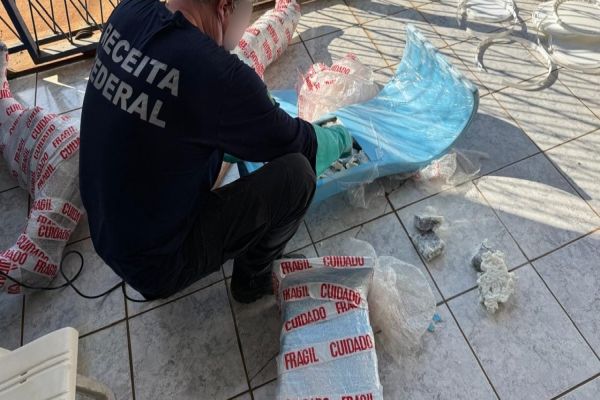 Imagem referente a notícia: Receita Federal intercepta droga escondida em carga de piscina em Cascavel, no Oeste do Paraná