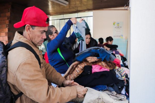 Imagem referente a notícia: Frio castiga, mas solidariedade aquece: Campanha distribui agasalhos em Cascavel