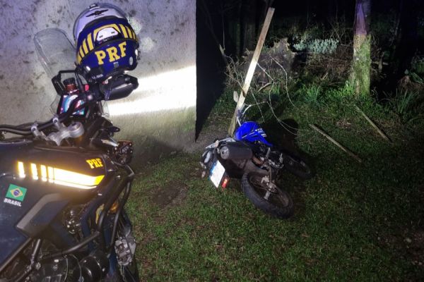 Imagem referente a notícia: Motociclista foge pela mata e PRF apreende mais de 18 kg de droga na BR-277