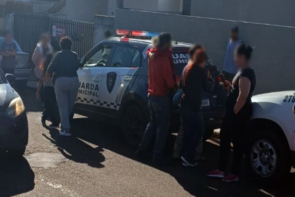 Criança com autismo é encontrada sozinha em ônibus e mobiliza Guarda Municipal em Cascavel