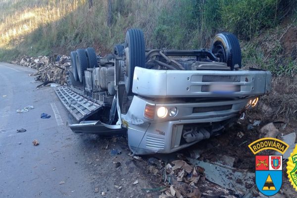 Caminhão tomba na PR-449 e motorista morre preso às ferragens