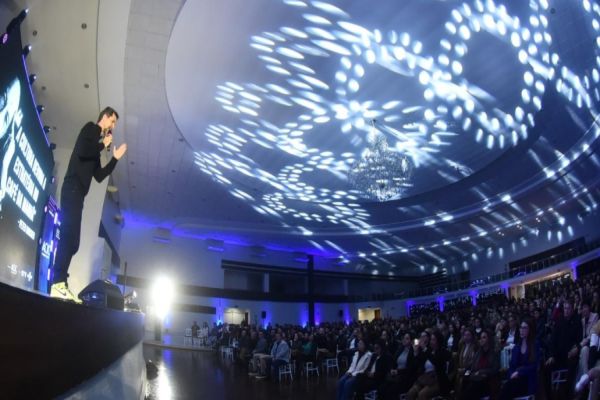 Acic lança Conexão 2025 com espetáculo de ideias e coragem