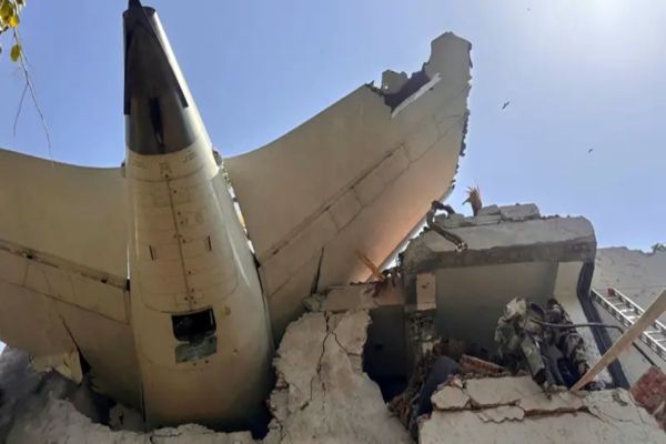 Imagem referente a notícia: Avião da Air India cai após decolagem e deixa apenas um sobrevivente