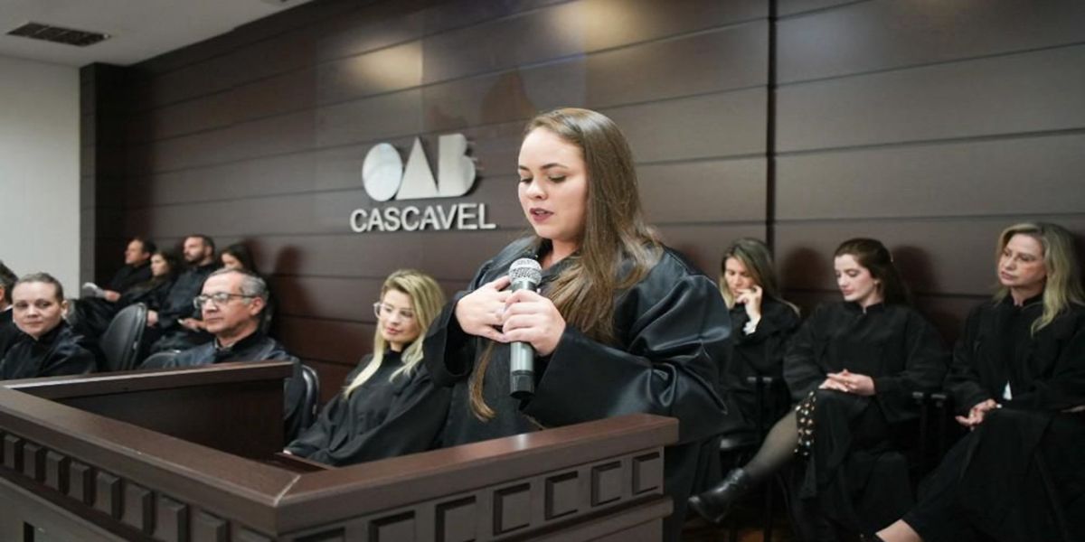 Em clima de coragem e reflexão, 40 novos advogados assumem a profissão