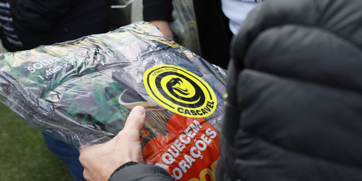 FC Cascavel marca golaço de solidariedade e doa mil cobertores à campanha Aquece Cascavel
