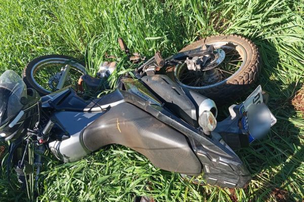Imagem referente a notícia: Motociclista sofre acidente grave ao sair da pista e colidir contra cerca em Catanduvas