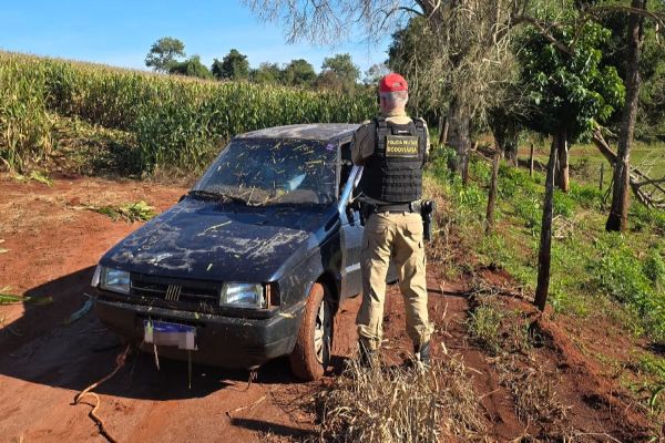 Imagem referente a notícia: Fuga em lavoura: Veículo carregado com cigarros contrabandeados é abandonado após perseguição na PR-364