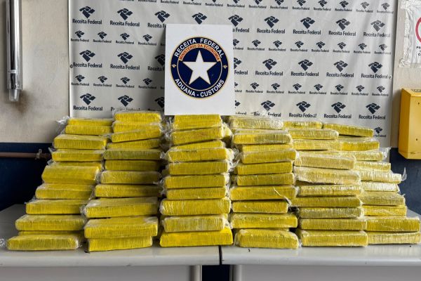 Imagem referente a notícia: Receita Federal apreende 232 kg de maconha escondidos em baterias em Cascavel