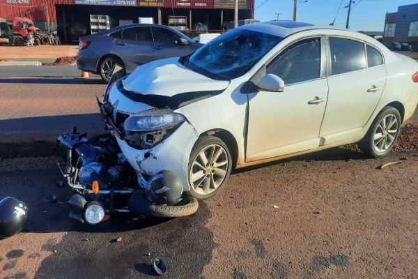 Motocicleta colide com carro ao tentar cruzar a PR-317 em Toledo