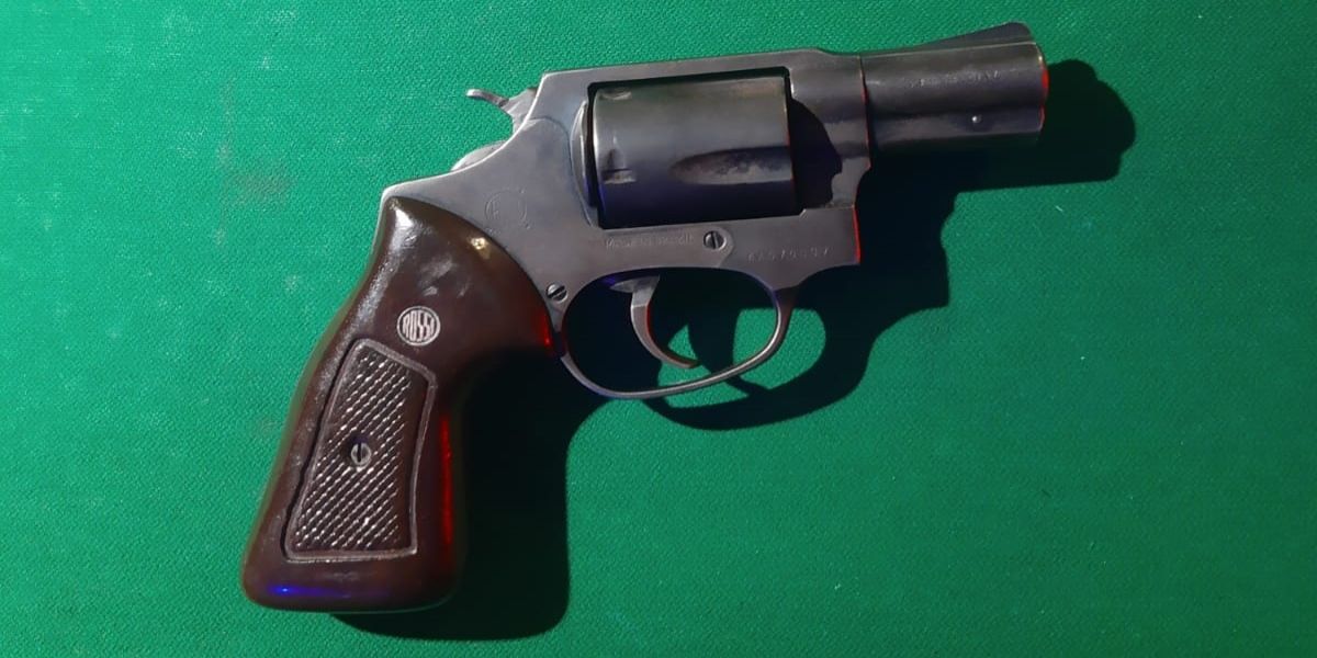 Revólver escondido em pote de doces é apreendido pela PM em tabacaria de Cascavel