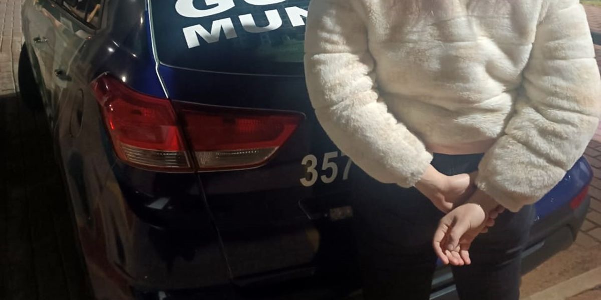 Jovem de 23 anos foi presa durante operação AIFU em bar na zona sul de Cascavel