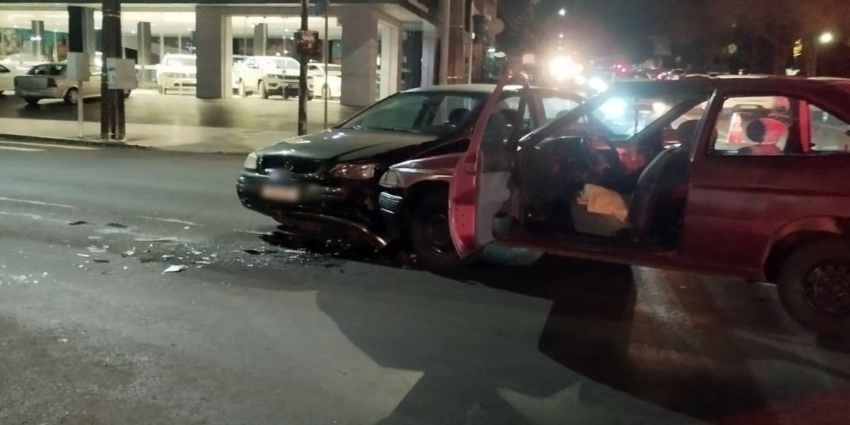 Motorista embriagado e sem CNH foi preso após acidente na Avenida Brasil em Cascavel