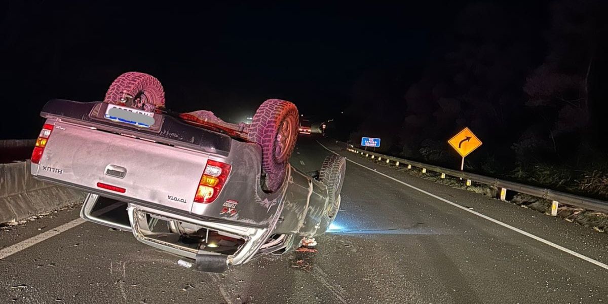 Hilux capota e interdita faixa da BR-376 em Tibagi