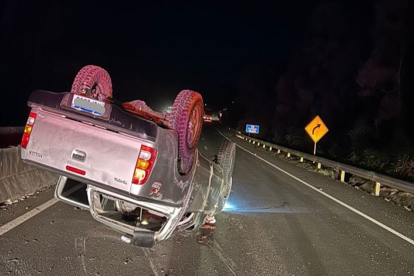 Imagem referente a notícia: Hilux capota e interdita faixa da BR-376 em Tibagi