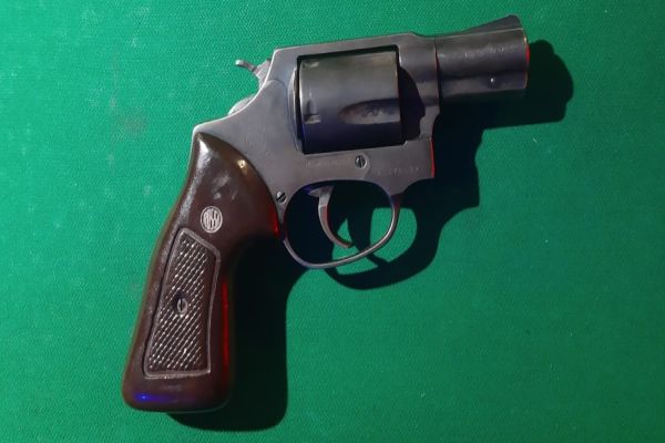 Revólver escondido em pote de doces é apreendido pela PM em tabacaria de Cascavel