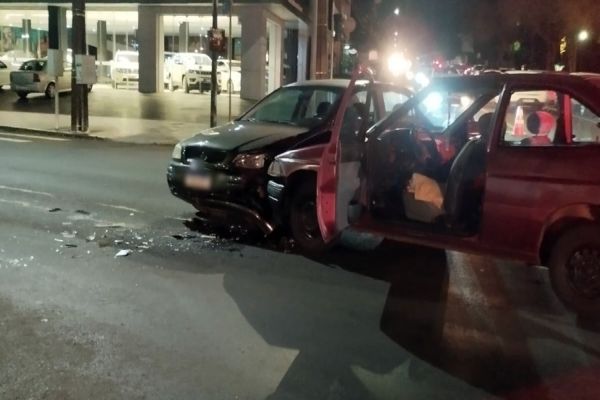 Motorista embriagado e sem CNH foi preso após acidente na Avenida Brasil em Cascavel