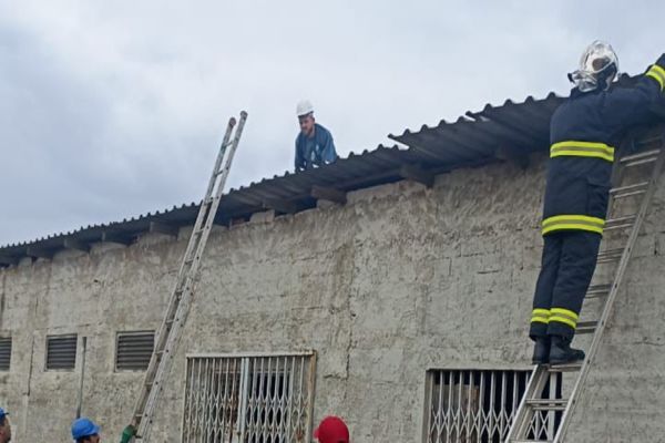 Rajadas de vento de mais de 65 km/h destelharam casa de força no Aeroporto de Cascavel