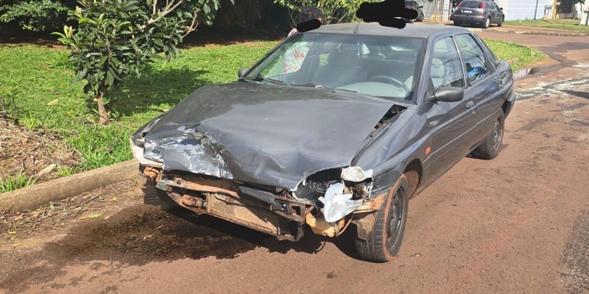 Colisão entre dois veículos deixa feridos e condutor irregular sem CNH é deito em Cascavel