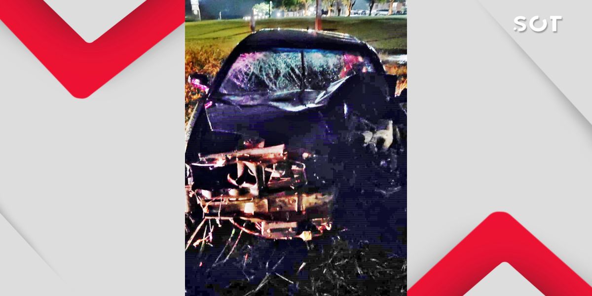 Carro colide com poste em trevo da PR-317 em Toledo e deixa três feridos