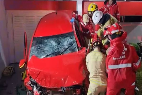 Imagem referente a notícia: Grave acidente deixa motorista em estado grave no centro de Cascavel