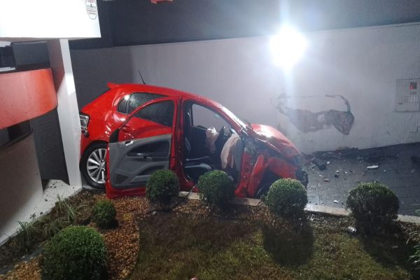 Imagem referente a notícia: Grave acidente deixa motorista em estado grave no centro de Cascavel