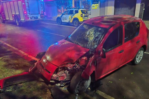 Carro colide com árvore no centro de Cascavel e duas pessoas ficam feridas