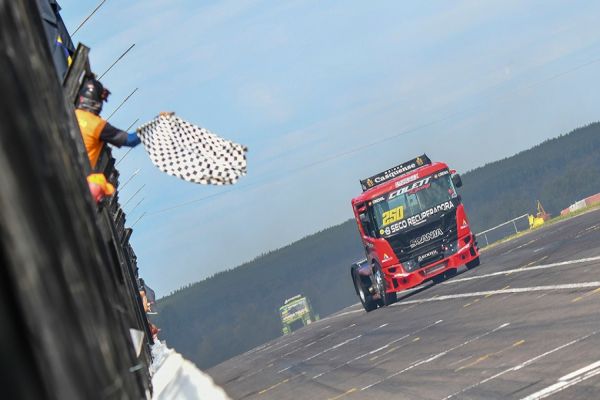 Imagem referente a notícia: Diego Collet vence em Campo Grande e assume a liderança da categoria F-Truck