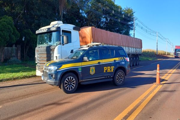 Imagem referente a notícia: PRF apreende 600 mil maços de cigarros de origem estrangeira na BR-163, em Quatro Pontes