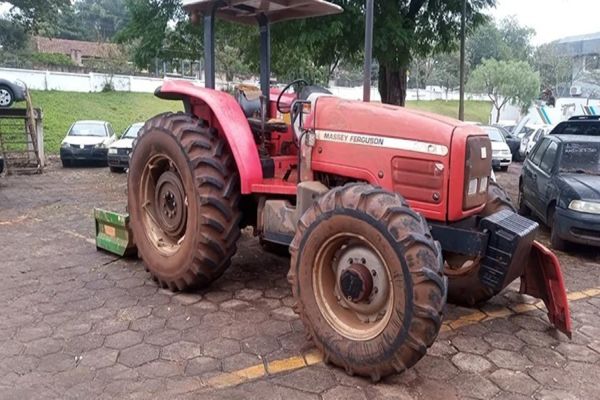 Imagem referente a notícia: Trator furtado em Nova Santa Rosa é encontrado em Cascavel após ação da Polícia Civil