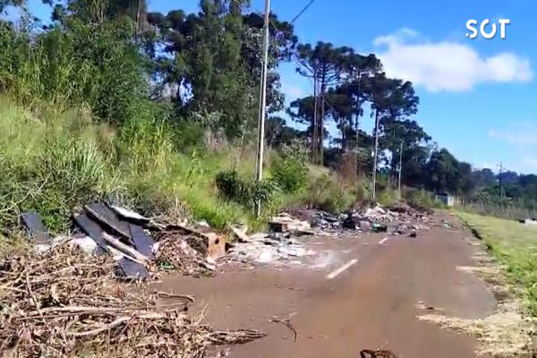 Imagem referente a notícia: Descarte irregular de lixo preocupa moradores no Bairro Floresta em Cascavel