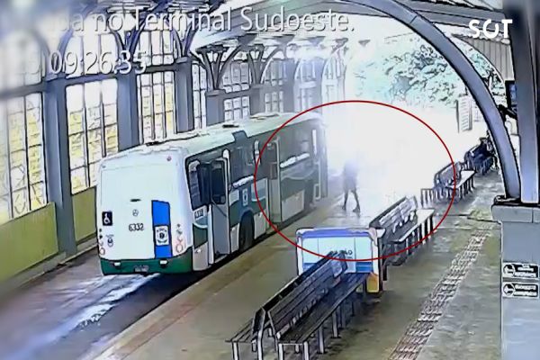 Imagem referente a notícia: Vídeo mostra a ação audaciosa: Homem furta ônibus do transporte coletivo em Cascavel
