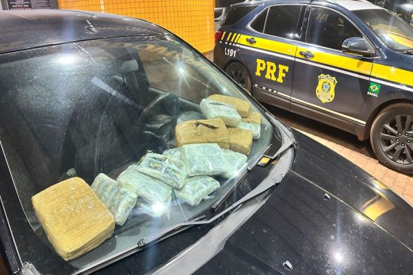 Imagem referente a notícia: Casal é flagrado com quase 12 kg de drogas escondidos em painel de carro