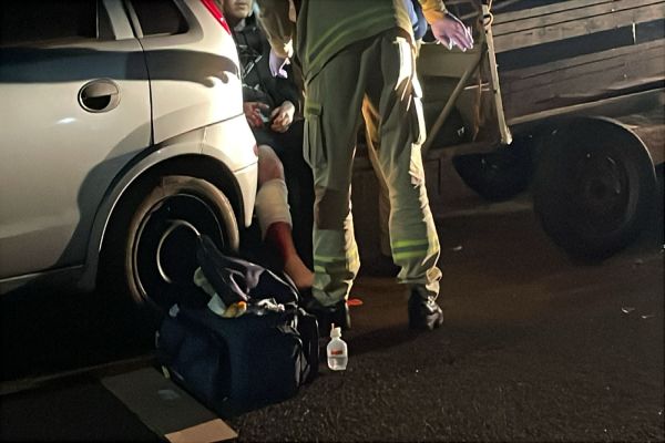 Imagem referente a notícia: Motociclista sofre laceração na perna direita após colisão com veículo com carretinha em Cascavel