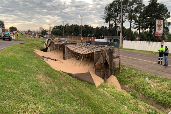 Imagem referente a notícia: Carreta tomba na BR-277 e caminhoneiro fica ferido ao tentar evitar acidente em Cascavel