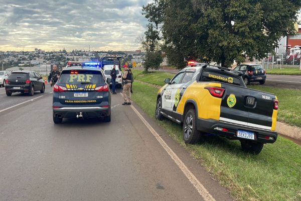 Imagem referente a notícia: Perseguição termina em prisão e apreensão de 400 kg de maconha na BR-277 em Cascavel