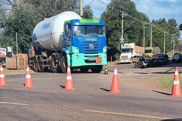 Caminhão quebrado causa transtornos na entrada da pedreira no Bairro Guarujá em Cascavel