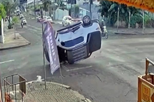 Viatura da Polícia Civil colide com caminhonete e provoca capotamento em Cascavel